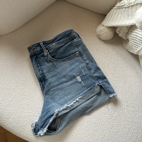 Good American Good Curve Short Shorts - Picture 10 of 10